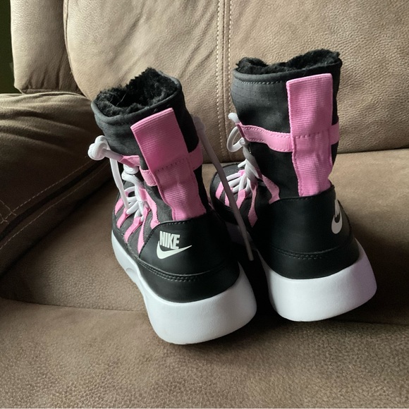 Nike Girls Athletic Winter Boots… Inside Fur So Soft!! ❤️ ☃️ - Picture 3 of 10